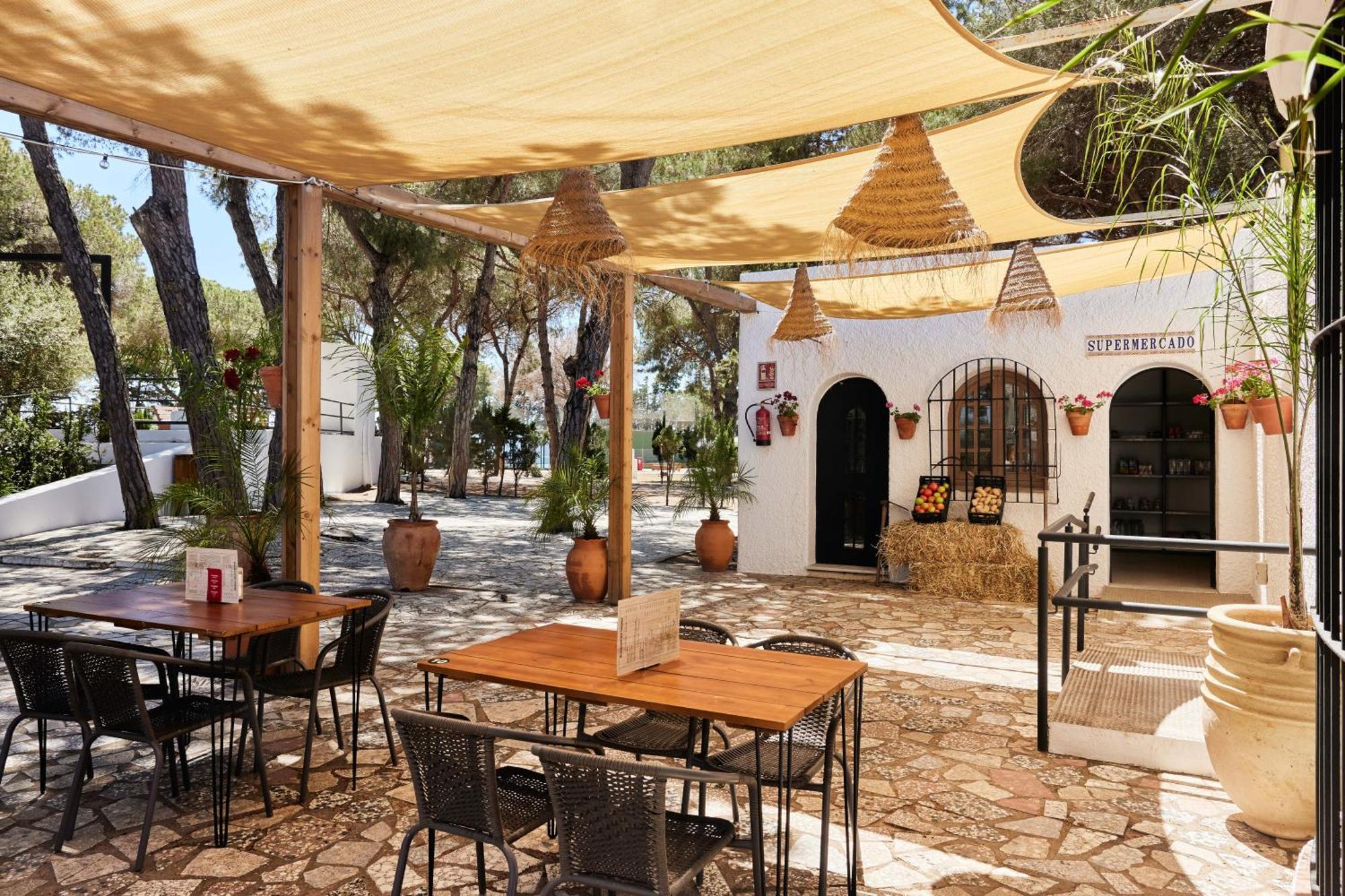 Hotel Taiga Conil Conil De La Frontera Exterior foto